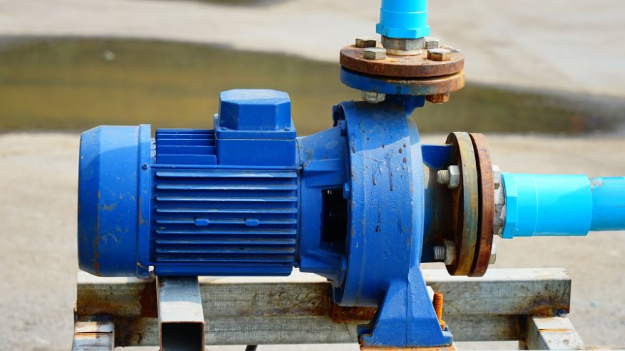 Niemieska pompa liniowa w instalacji hydraulicznej z rurami na powietrzu