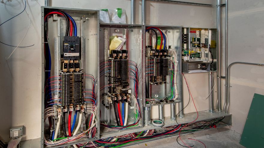 Rozdzielnia elektryczna z szafami rozdzielczymi i kablami ognioodpornymi