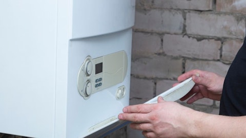 Instalator sprawdza stan kotła elektrycznego kondensacyjnego