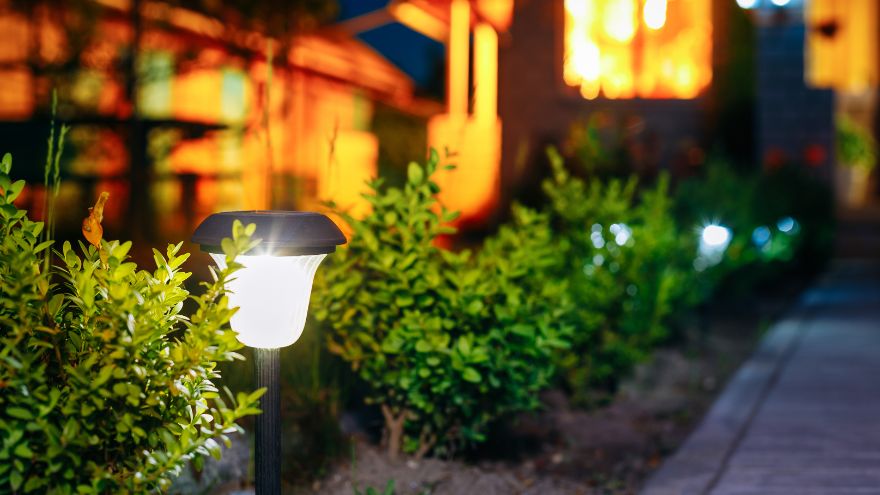 Lampy led solarne w ogrodzie przed domem nocą