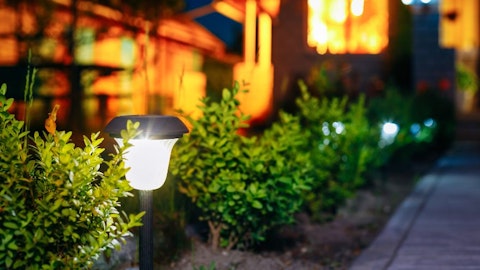 Lampy led solarne w ogrodzie przed domem nocą
