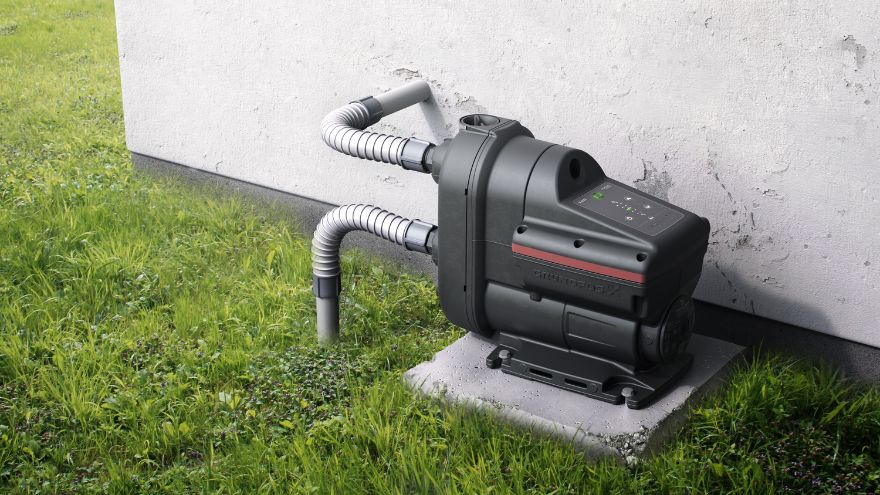 Kompaktowy hydrofor do domu Grundfos Scala2 w ogrodzie przed domem