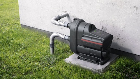 Kompaktowy hydrofor do domu Grundfos Scala2 w ogrodzie przed domem