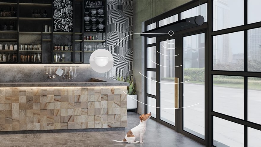 Kurtyna powietrzna Flowair Slim w kawiarni przy wejściu z drzwiami przesuwnymi