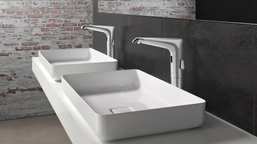 Baterie elektroniczne Schell bezdotykowe w łazience przy umywalce nablatowej