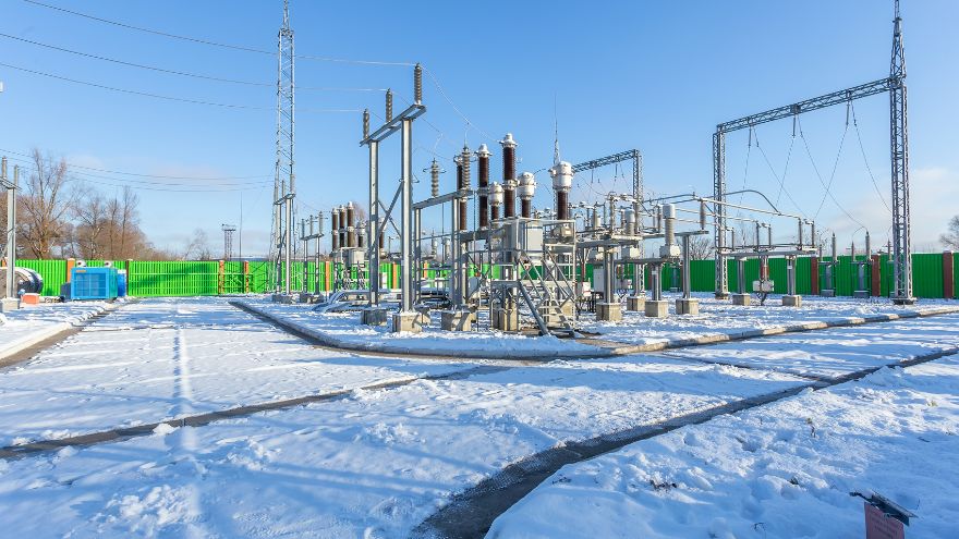 Transformator elektryczny w elektrowni wysokiego napięcia
