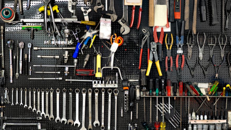 Narzędzia VDE przeznaczone do prac instalacyjnych i monterskich wiszące na ściance