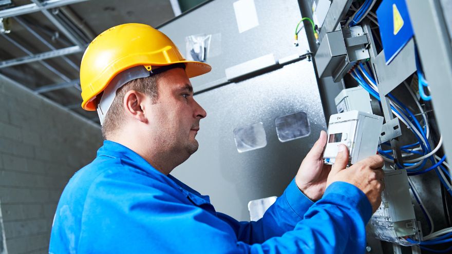 Instalator sprawdza pomiar poboru energii elektrycznej z licznika fotowoltaicznego