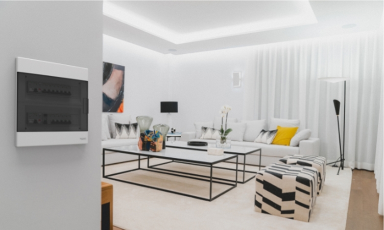 Nowoczesny salon z rozdzielnicą Easy 9 EU od Schneider Electric
