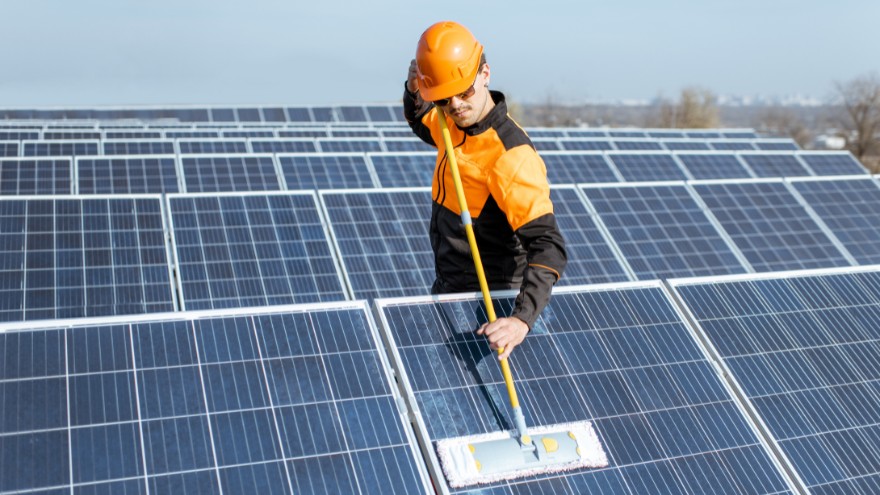 Instalator myje farmę panel fotowoltaicznych na gruncie euromopem