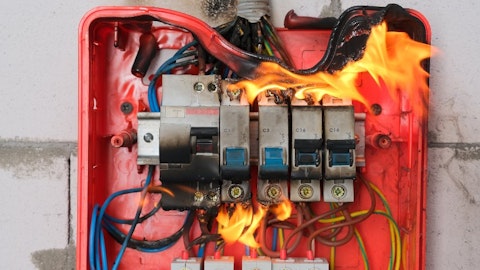 Płonąca rozdzielnica z bezpiecznikami w instalacji elektrycznej