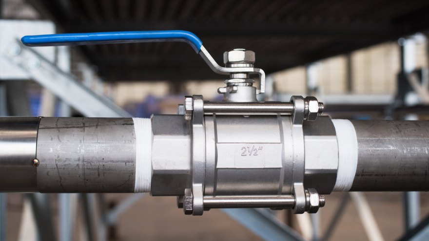 Zawór kulowy z dławikiem w instalacji hydraulicznej z rurami stalowymi