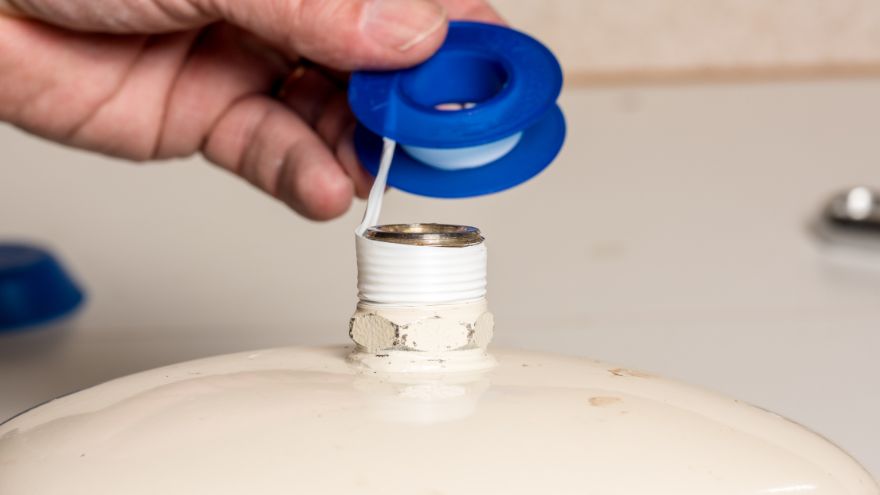 Instalator uszczelnia zawór hydrauliczny taśmą teflonową