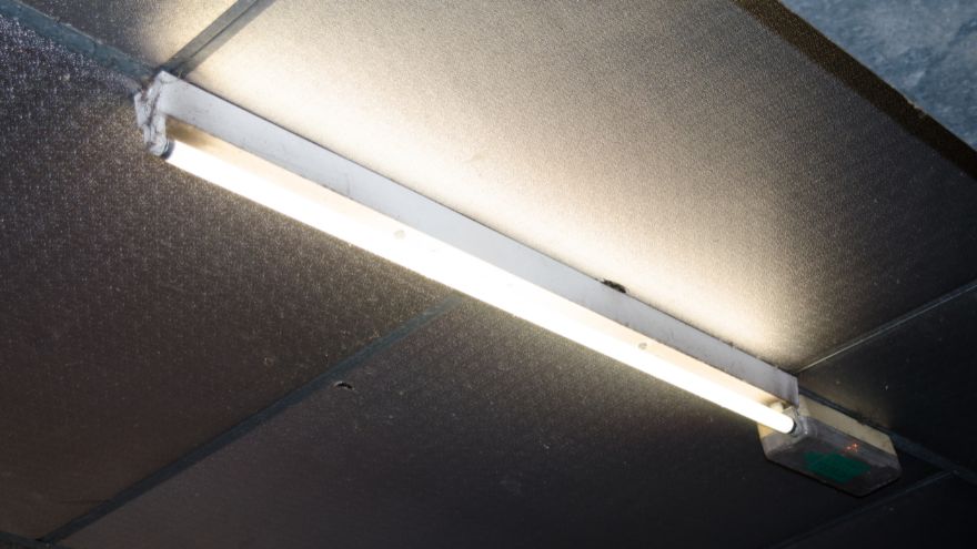 Wycofana z produkcji świetlówka T8 T5 na suficie z kartongipsu