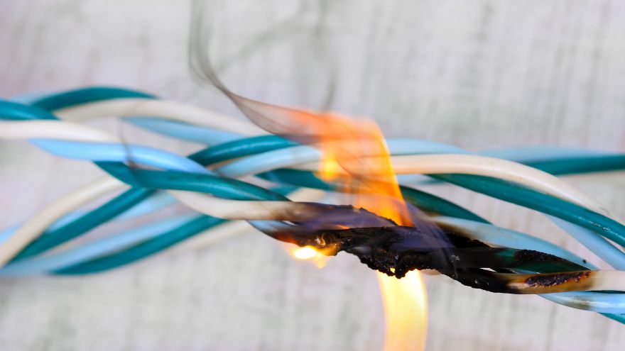 Przewody i kable instalacyjne elektryczne palą się przez zwarcie elektryczne