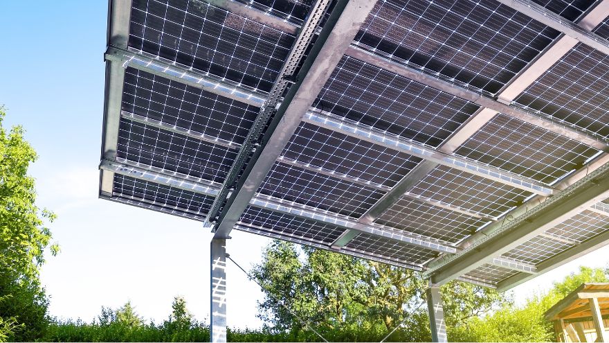 Moduły fotowoltaiczne na stelażu gruntowym do instalacji PV w ogrodzie