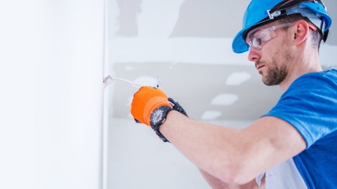 Instalator elektryczny montuje punkt kablowy w remontowanym mieszkaniu