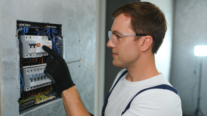 Instalator sprawdza podłączenie instalacji elektrycznej