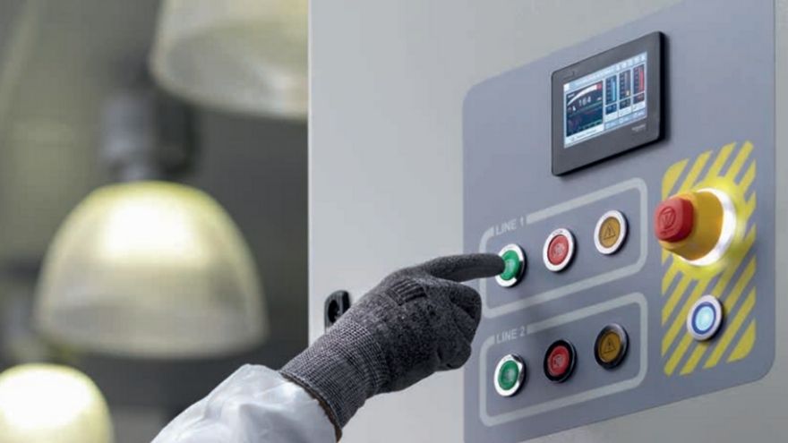 Elektromontej sprawdza działanie aparatury automatyki przemysłowej Schneider Electric Harmony
