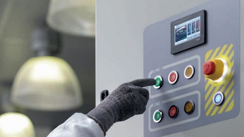 Elektromontej sprawdza działanie aparatury automatyki przemysłowej Schneider Electric Harmony