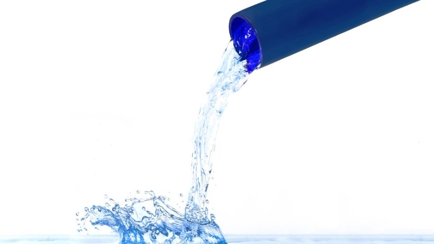 Woda wylatuje z niebieskiej rury Ingremio Aqua Spectra niebieska