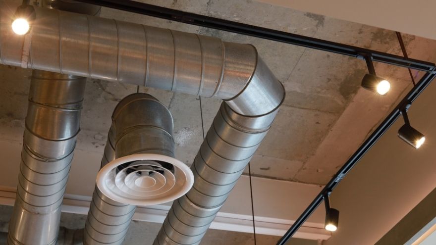 Okrągłe aluminiowe przewody wentylacyjne podsufitowe w mieszkaniu z oświetleniem szynowym