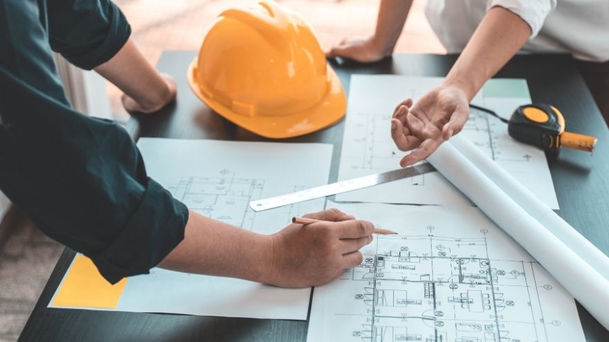 Architekt i projektant obliczają zapotrzebowanie na moc cieplną