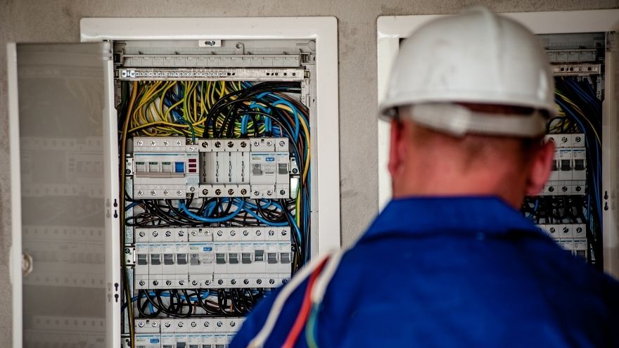 Elektryk sprawdza podatność instalacji na przepływ prądu elektrycznego