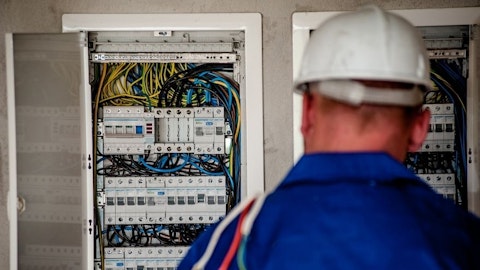 Elektryk sprawdza podatność instalacji na przepływ prądu elektrycznego