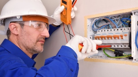 Instalator sprawdza działanie połączenia wyrównawczego w sieci elektrycznej