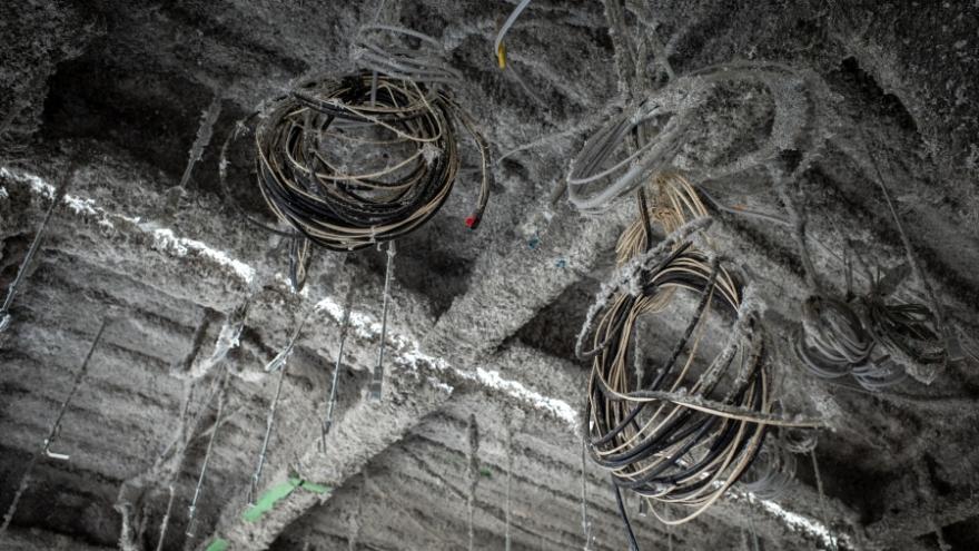 Spalona hala przemysłowa na popiół z kablami ogniochronnymi pod sufitem