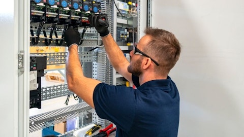 Instalator wykonuje w rozdzielnicy połączenia wyrównawcze