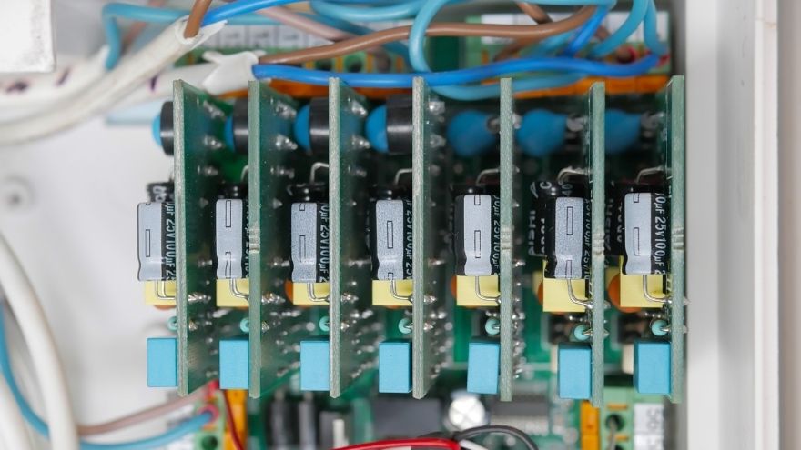 Aparatura elektryczna z okablowaniem w rozdzielnicy