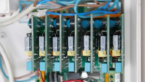 Aparatura elektryczna z okablowaniem w rozdzielnicy