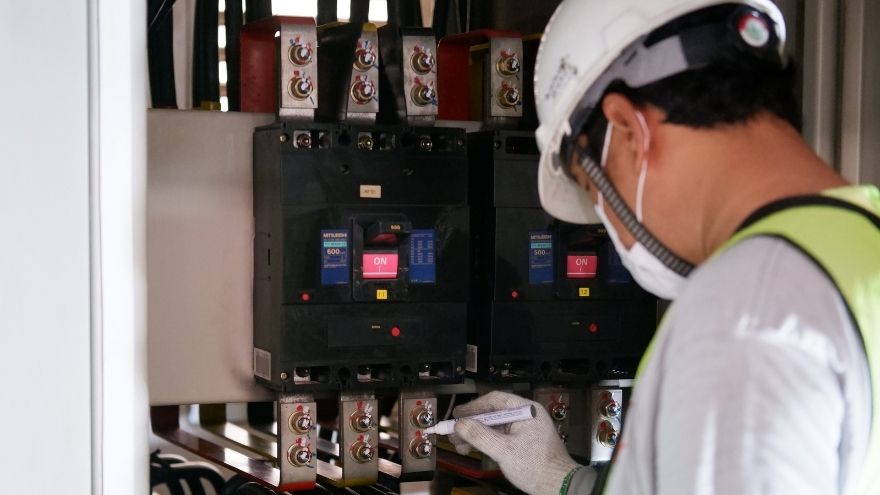 Instalator sprawdza rozdzielnice elektryczną w kontekście prawa Kirchoffa