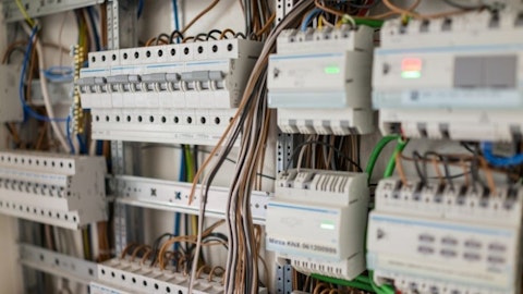 Rozdzielnica elektryczna z aparaturą elektryczną i modułowa na szynach z ogranicznikami przepięć