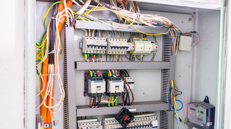 Szafa rozdzielcza z aparaturą elektryczną na szynach modułowych z kablami i przewodami