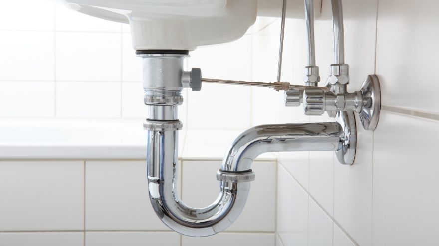 Ceramiczna umywalka w łazience z syfonem i zaworem napowietrzającym