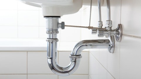 Ceramiczna umywalka w łazience z syfonem i zaworem napowietrzającym
