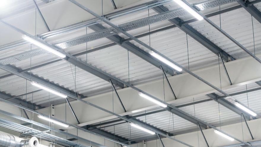 Oświetlenie LED na hali magazynowej stalowej przy suficie