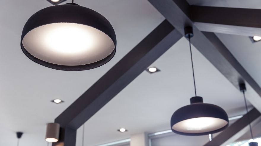 Nowoczesne lampy oświetleniowe LED podsufitowe i wiszące na suficie mieszkania