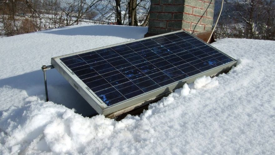 Panel pv instalacji fotowoltaicznej na dachu domu jednorodzinnego ośnieżony zimą
