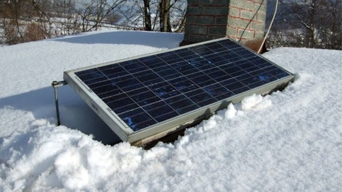Panel pv instalacji fotowoltaicznej na dachu domu jednorodzinnego ośnieżony zimą