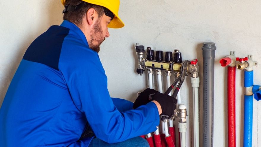 Instalator hydrauliczny odpowietrza system ogrzewania podłogowego w domu przy rotametrach