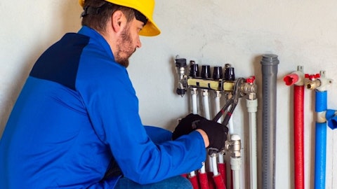 Instalator hydrauliczny odpowietrza system ogrzewania podłogowego w domu przy rotametrach