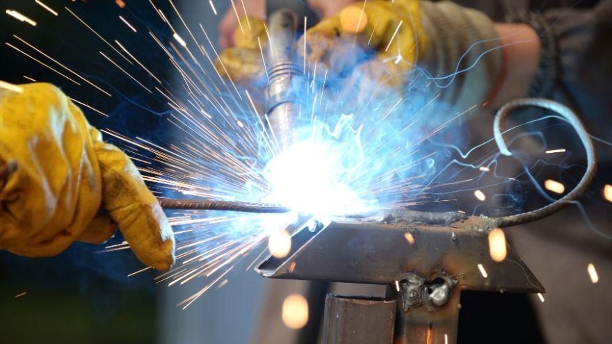 Hutnik spawa spawarką gazową metalowe elementy