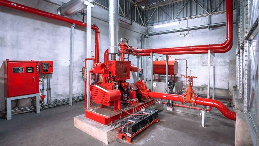 Instalacja przeciwpożarowa na hali produkcyjnej z tryskaczami