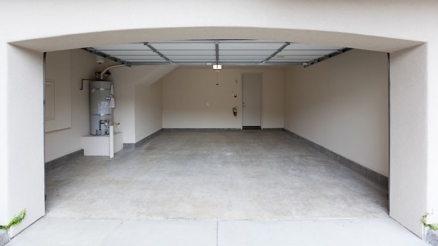 Un garage moderne et lumineux dans une maison unifamiliale avec une chaufferie et un système de détection des gaz d'échappement Nowoczesny jasny garaż w domu jednorodzinny z kotłownią i systemem wykrywania spalin