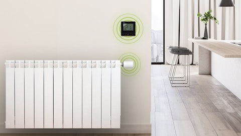 Regulator temperatury ENGO zamontowany na ścianie