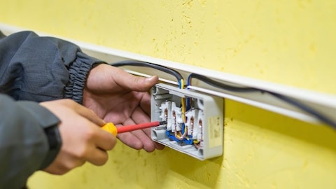 instalator elektryk zeruje gniazdko elektryczne w obwodzie